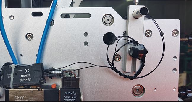 Máy dán tem mác chai tròn BBL002