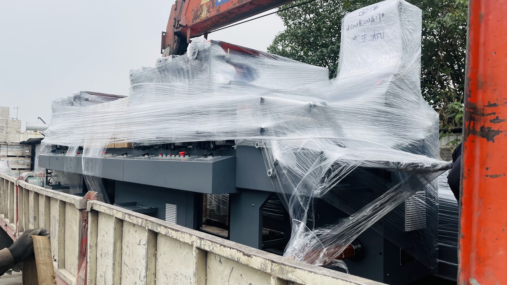 Máy in Letterpress Haotian 6 màu UV chính hãng