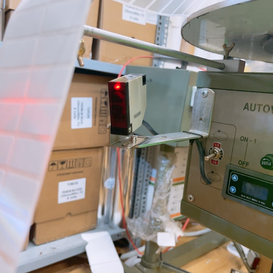 Máy cuộn decal sau bế