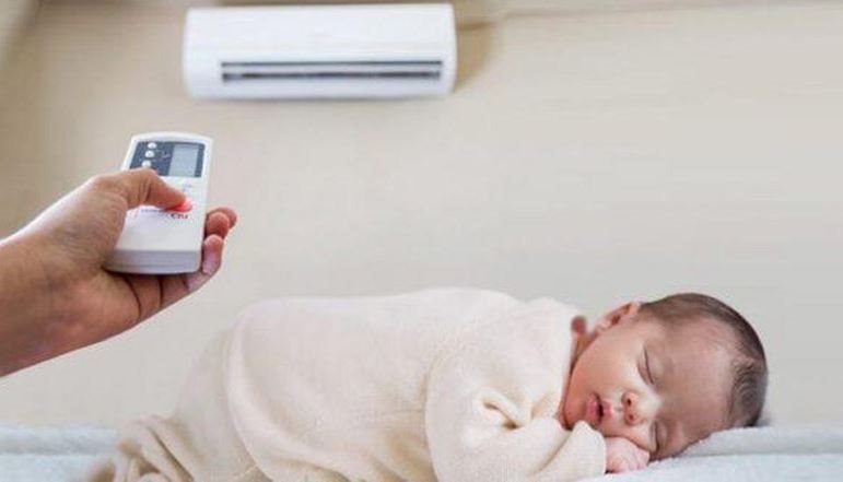 Nên dùng quạt hay máy lạnh cho trẻ nhỏ