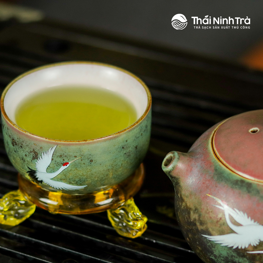 Chén trà Thái Ninh Trà nước xanh, thơm mùi cốm thật ngon...