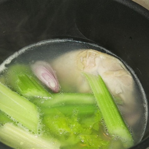 Luộc gà cùng hành, cần và gừng