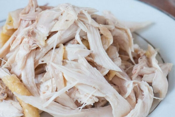 Xé nhỏ gà cho vừa ăn