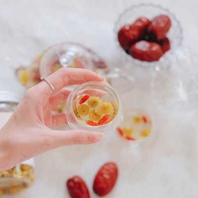 Thưởng thức ly trà Hoa Cúc Ngọc Điền Trang thơm thanh mát