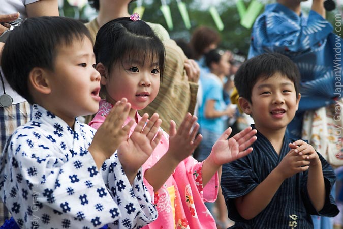 su-khac-biet-trong-cach-nuoi-day-tre-giua-nhat-va-phuong-tay