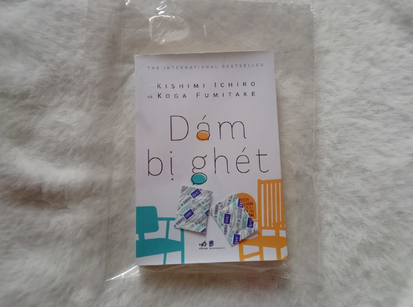 Mẹo bảo vệ sách báo khi trời nồm bằng túi hút ẩm