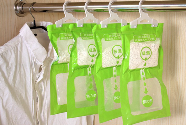 Túi hút ẩm đánh bay ẩm mốc trong tủ quần áo