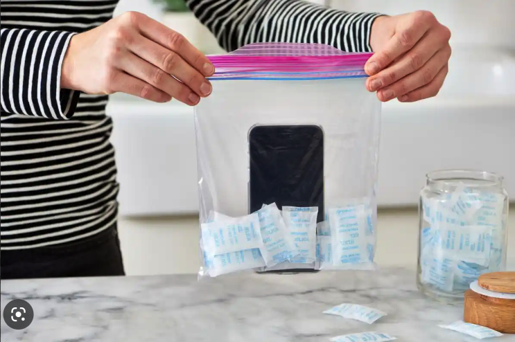 Hút ẩm cho điện thoại khi bị ngấm nước