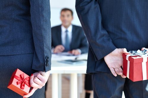 Bí quyết tặng quà SẾP sao cho khéo mà không bị phô