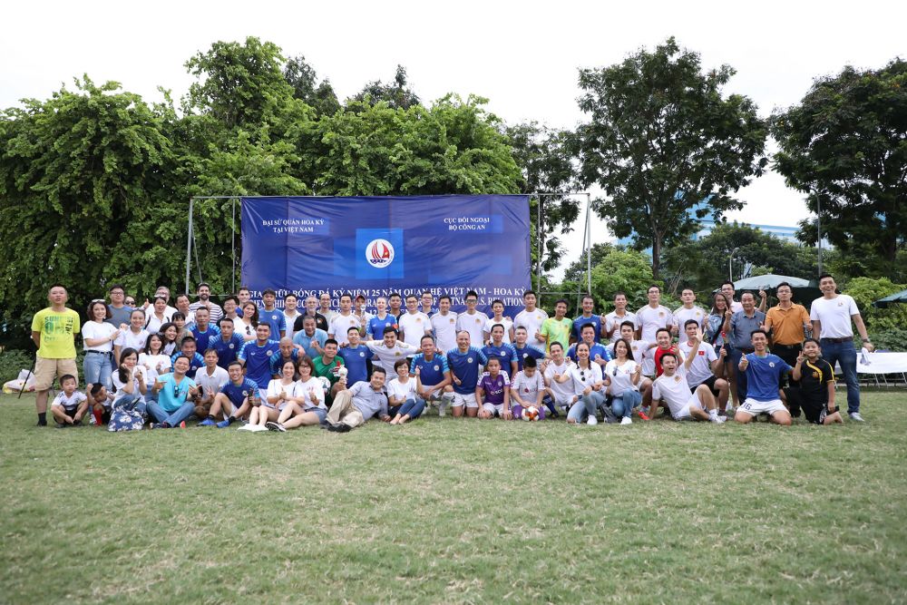 hai bên chụp ảnh kỷ niệm