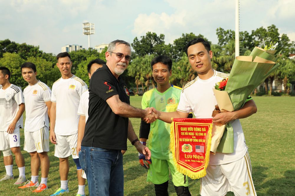 hai bên trao cờ hoa kỷ niệm