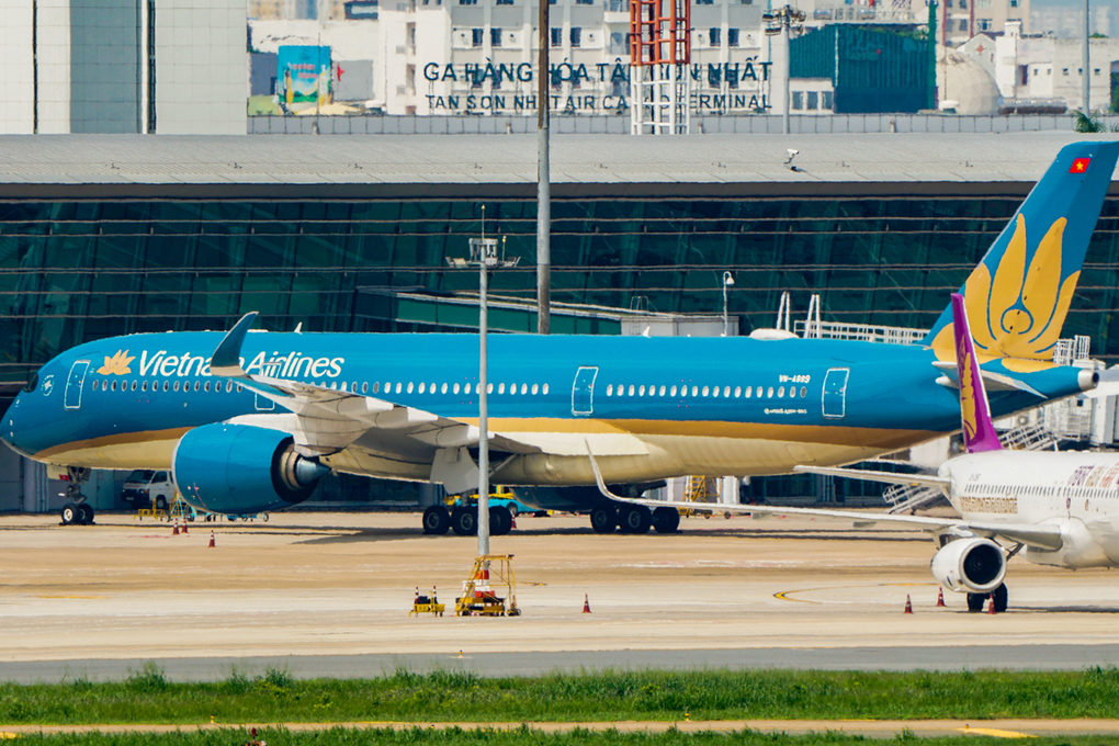 May bay vietnamairlines đón khách ở sân bay tán sơn nhất
