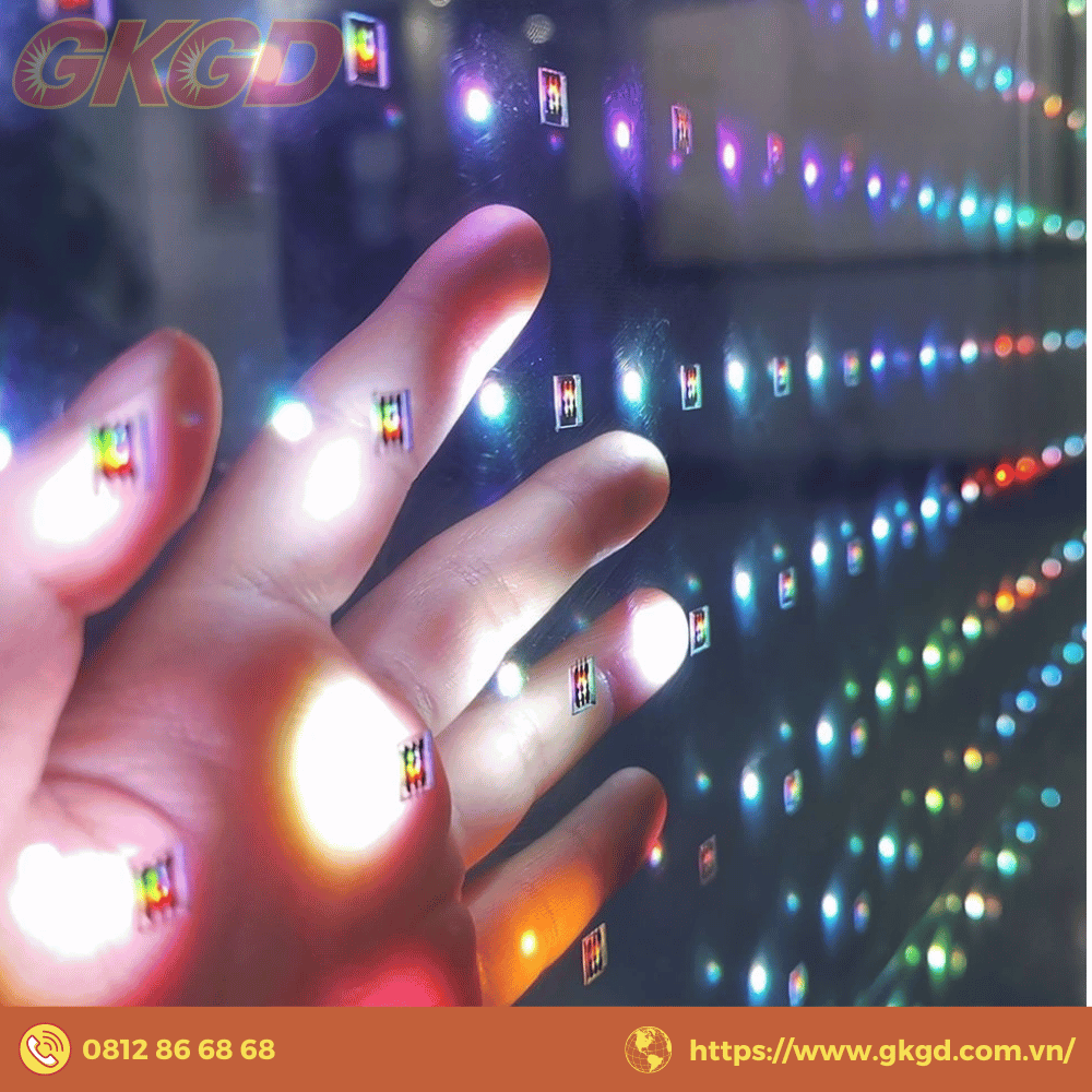 màn hình led trong suốt dán kính gần như "tàng hình"