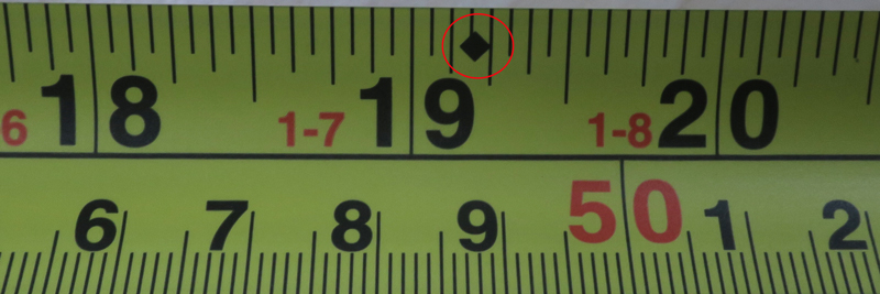 Biểu tượng kim cương đen trên thước là gì ?