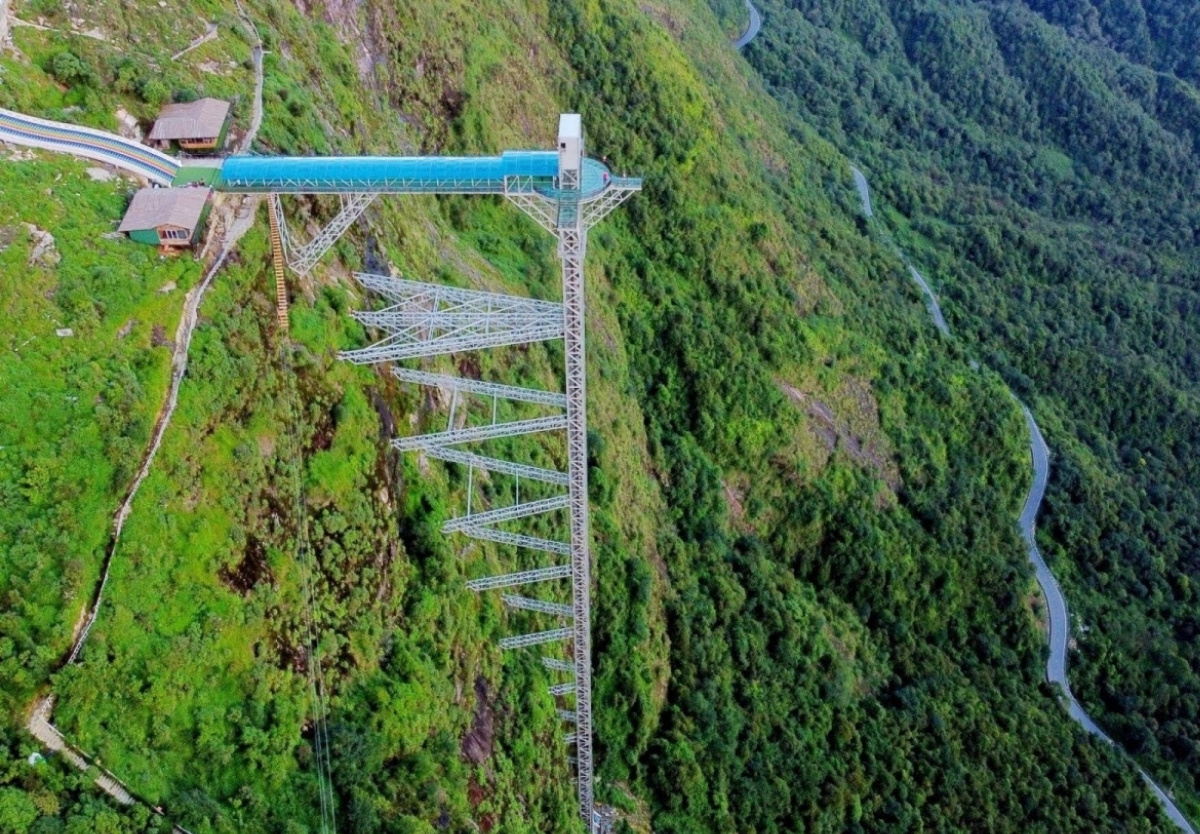 Thang máy cầu kính Rồng Mây