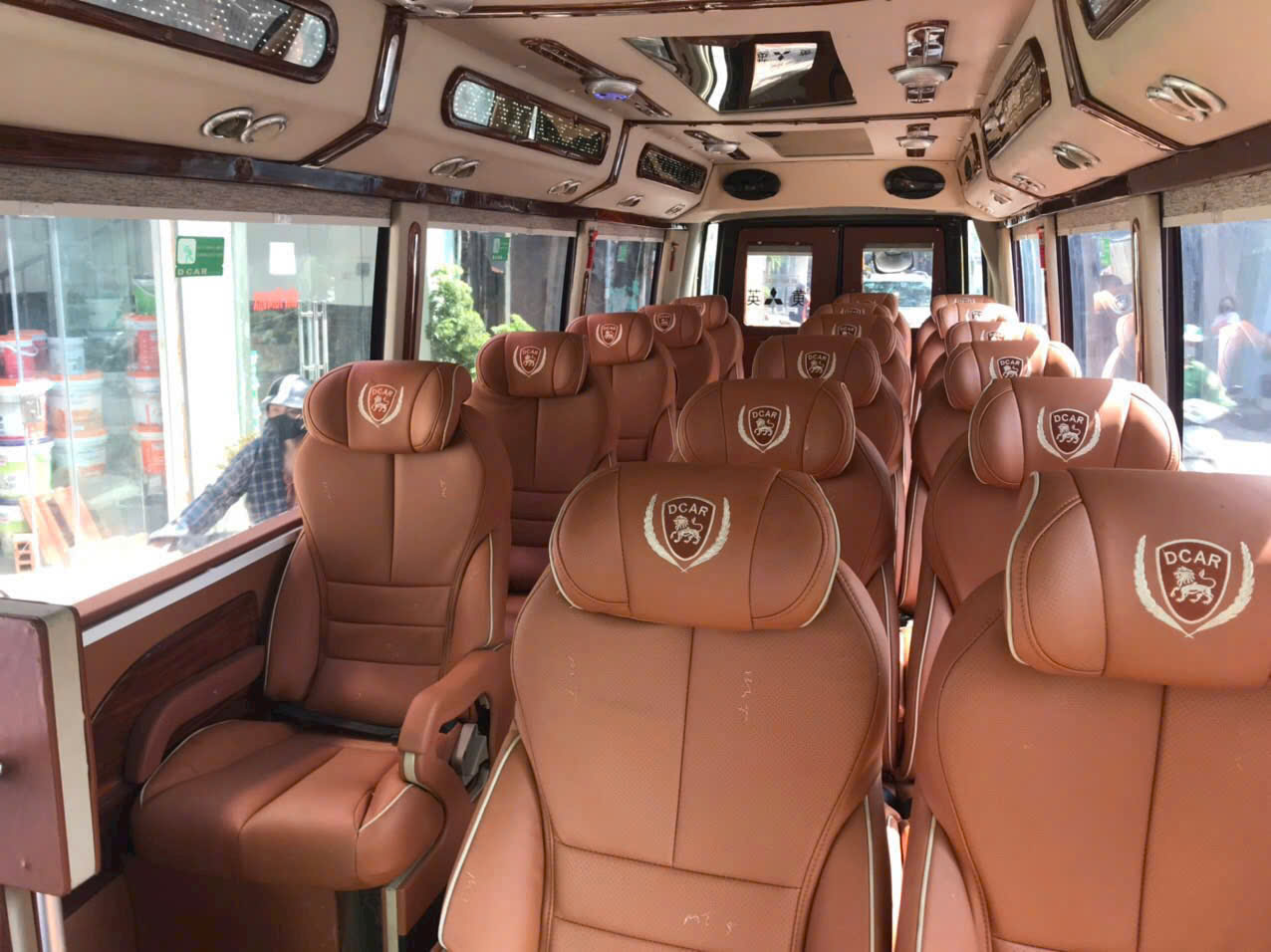thuê xe Limousine đi Sapa 18 chỗ