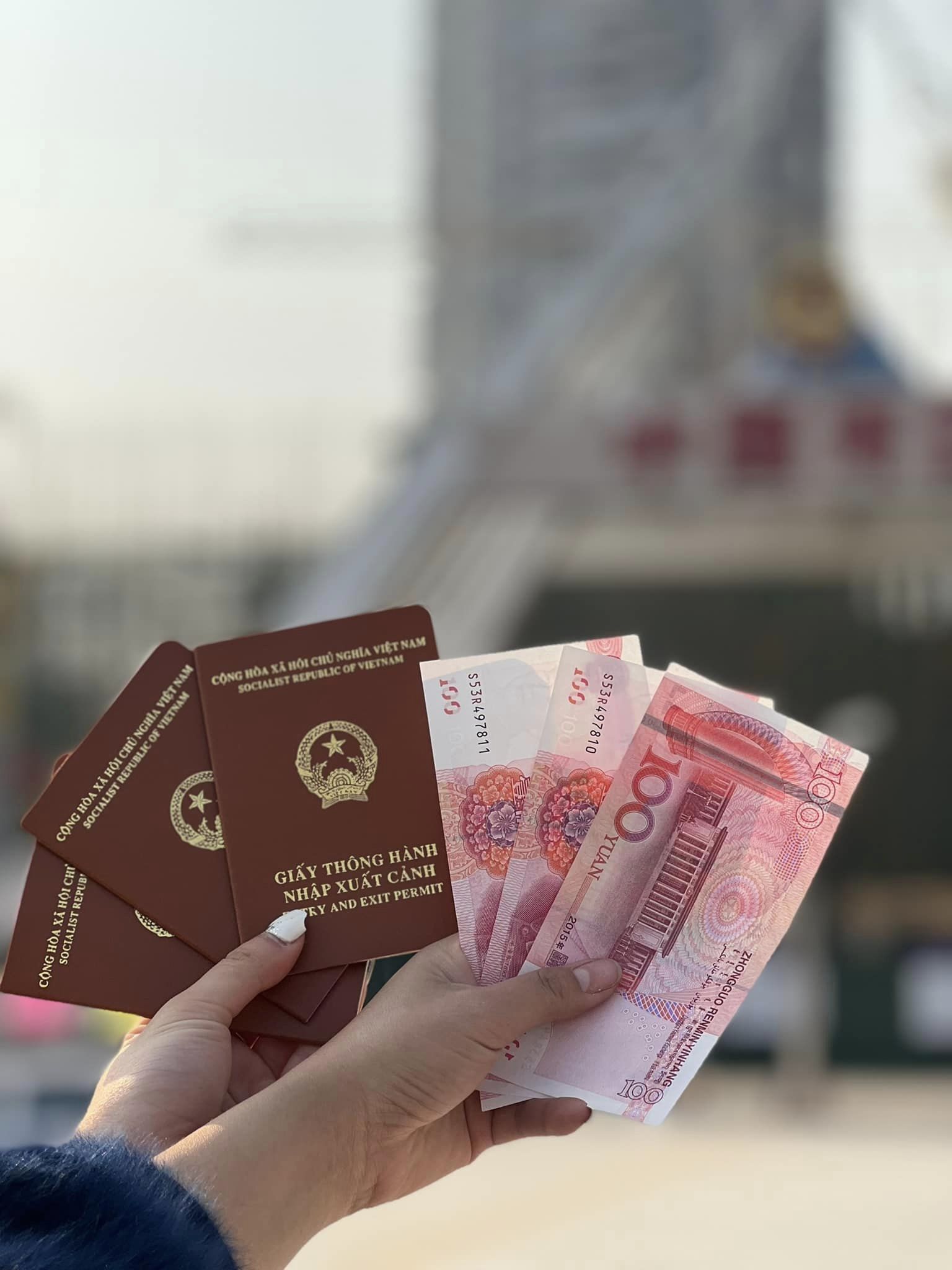 Chuẩn bị sổ thông hành và đổi tiền Trung Quốc