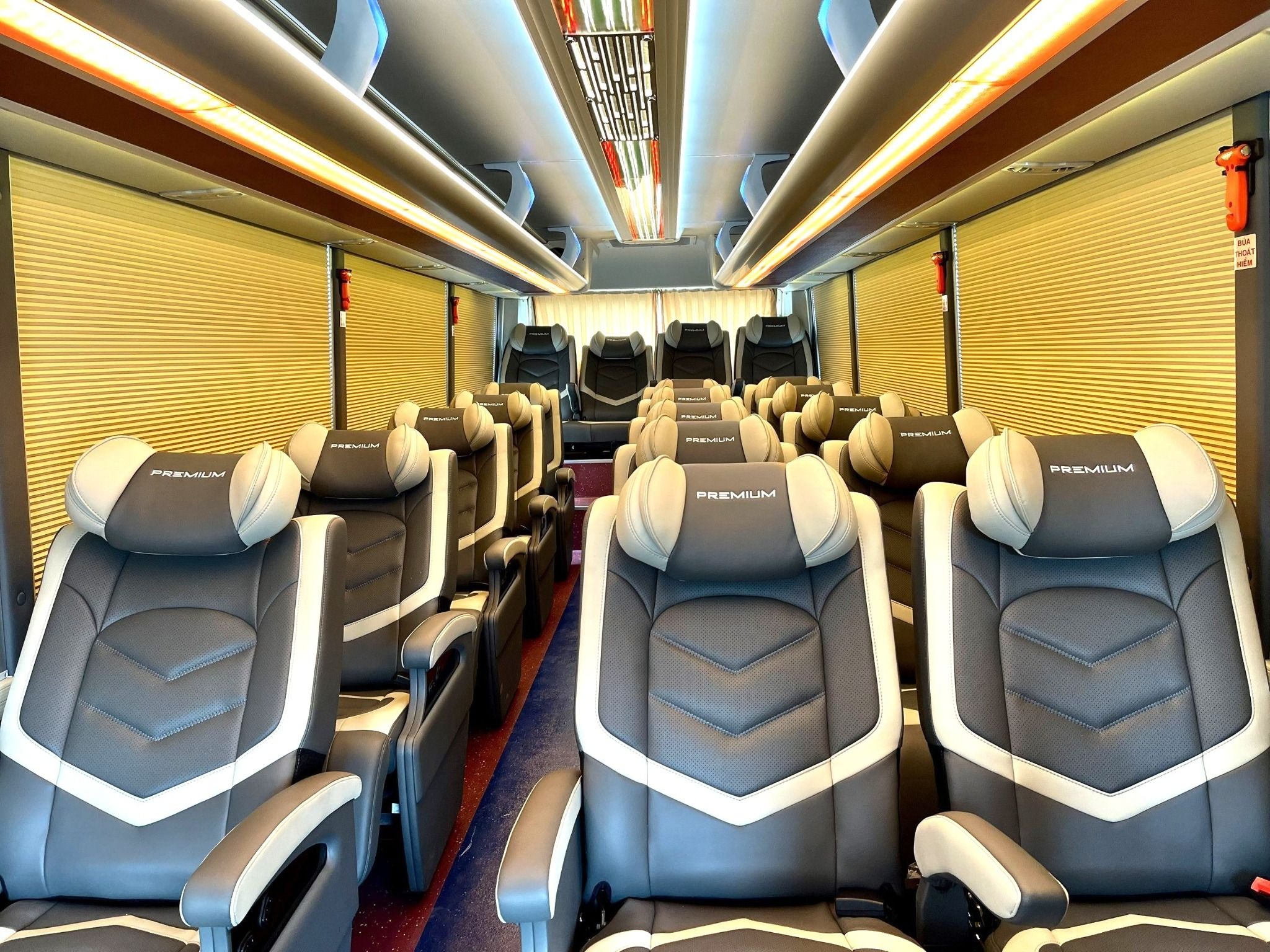 Xe limousine đi Sapa 18 chỗ