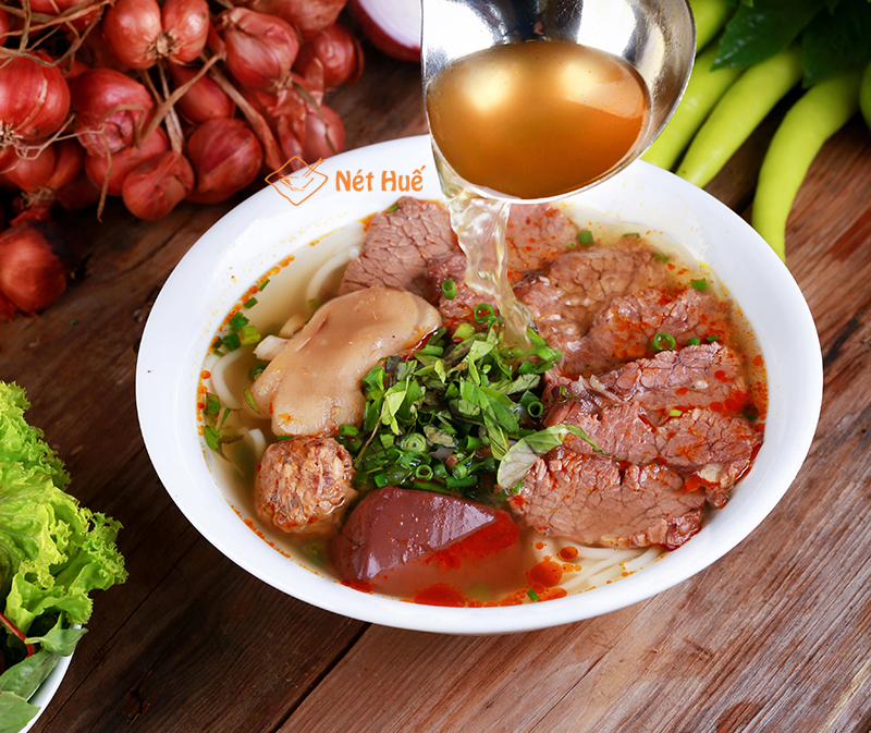 bun-bo-mon-ngon-xu-hue-niu-chan-du-khach