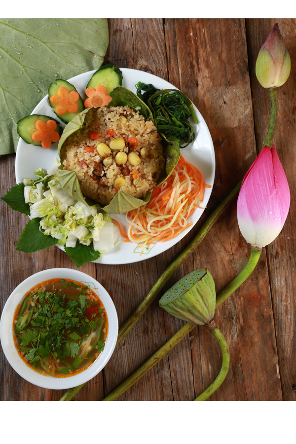 thon-thuc-voi-mon-com-hap-la-sen-noi-xu-hue