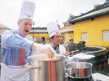 ngo-ngang-xem-dai-su-my-hoc-nau-bun-bo-hue