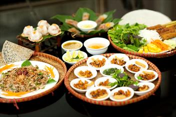 lang-thang-cung-nhung-mon-an-dem-o-hue