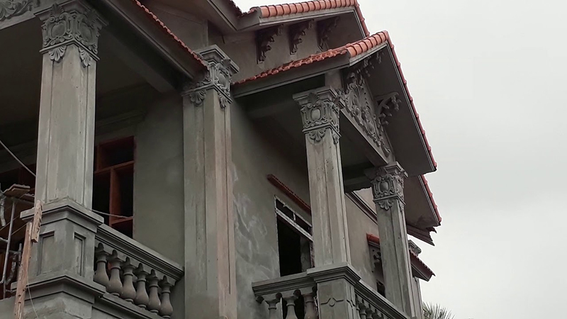 Mẫu cột nhà tân cổ điển đơn giản hình vuông phù hợp với cả kiến trúc biệt thự mái thái