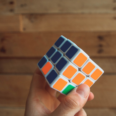 Sticker Rubik hay Stickerless? Cái nào tốt hơn, đáng để mua hơn?