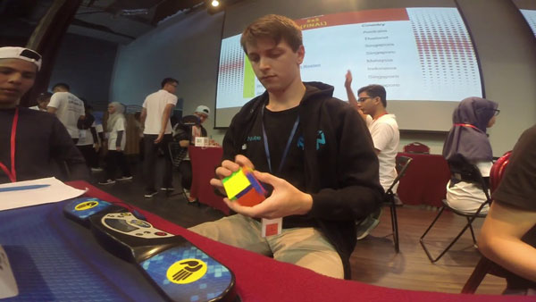 Kỷ lục thế giới 5x5 Average với 45,64s của Feliks