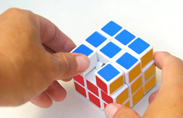 Lắp các mảnh còn lại nhưng trừ một viên cạnh.