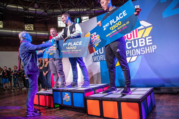 Feliks Zemdegs được trao giải bởi người phát minh ra khối Rubik - ông Erno