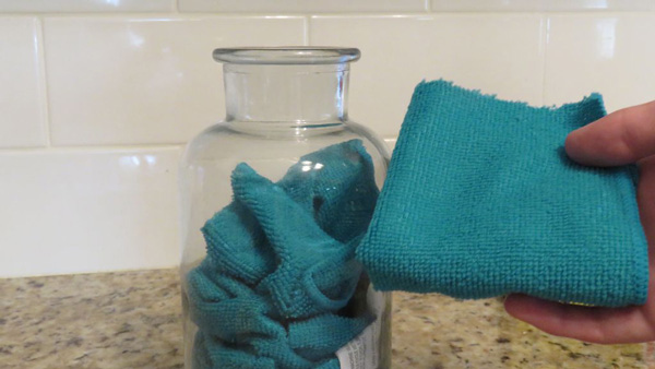 cho miếng khăn cuối cùng được gấp vào trong