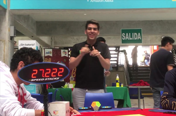 Juan Pablo Huanqi cùng kỷ lục Rubik Megaminx của mình