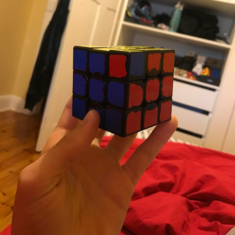 Sticker Rubik hay Stickerless? Cái nào tốt hơn, đáng để mua hơn?