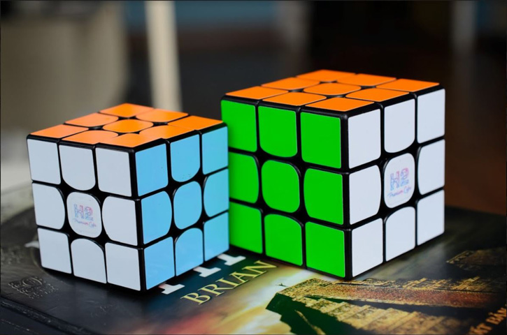 Sticker Rubik hay Stickerless? Cái nào tốt hơn, đáng để mua hơn?