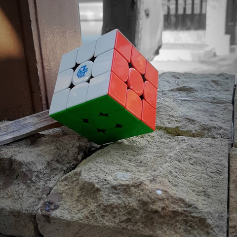 Sticker Rubik hay Stickerless? Cái nào tốt hơn, đáng để mua hơn?