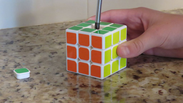 dùng tua vít để vặn ốc