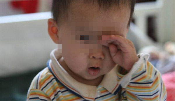 Tay, chân thiếu vệ sinh chính là nguyên nhân gây lây nhiễm giun sán ở trẻ nhỏ