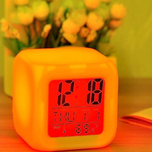 Đồng Hồ Vuông Để Bàn - Đa năng đổi màu, thiết kế hiện đại