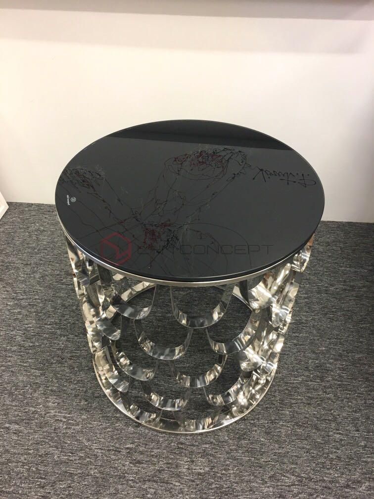 Bàn Góc Sofa Tròn Mặt Kính Đen Chân Inox Hình Vảy Cá Mạ Bạc Cao Cấp - BT64B