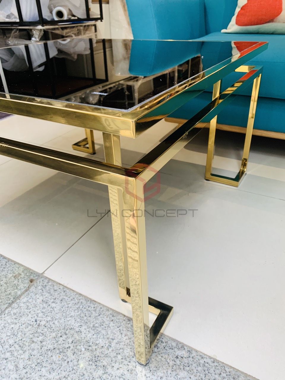 Bàn Trà Sofa Hình Vuông Mặt Kính Đen Chân Inox Mạ Pvd Màu Vàng Cao Cấp - BT35A