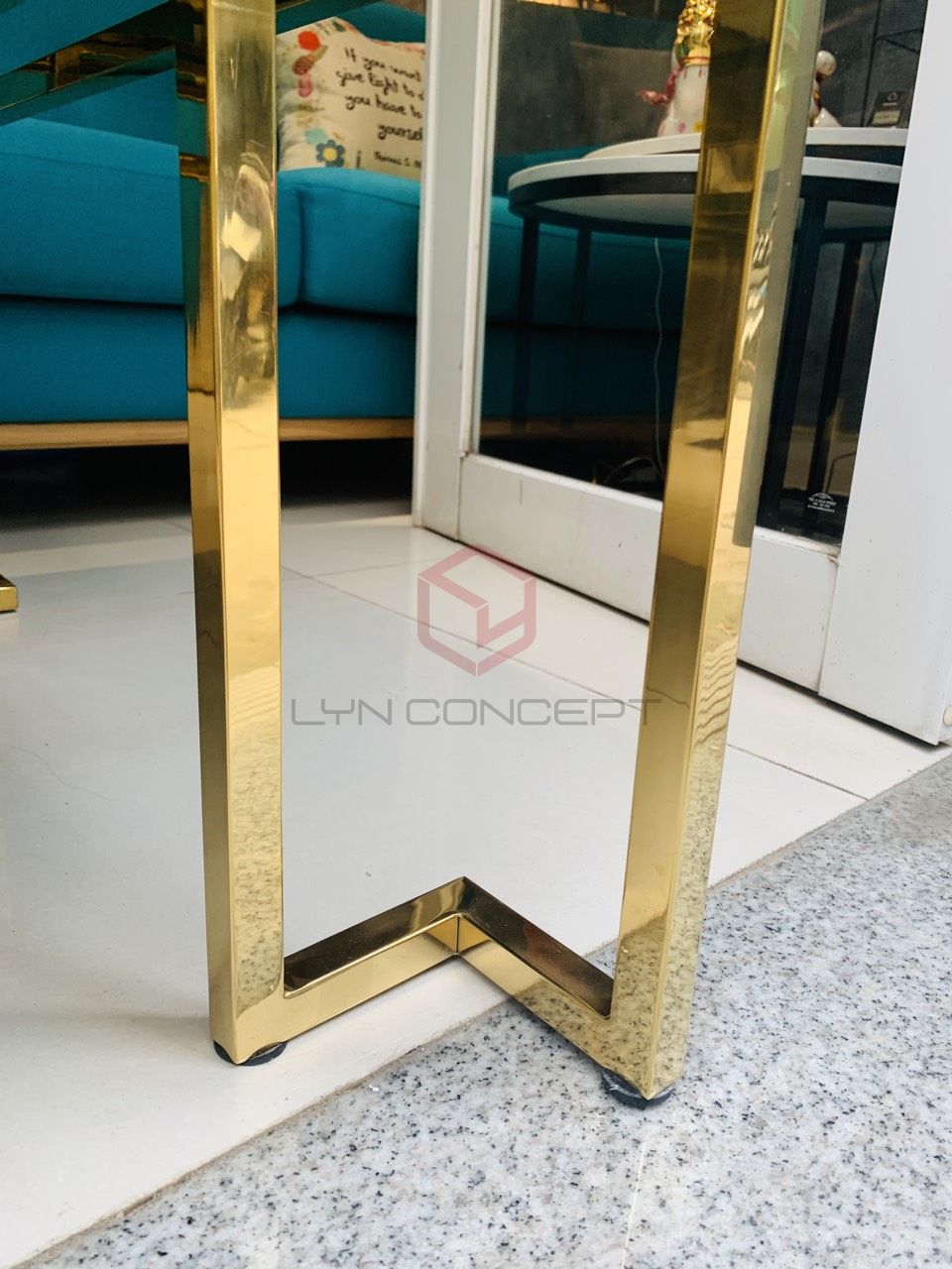 Bàn Trà Sofa Hình Vuông Mặt Kính Đen Chân Inox Mạ Pvd Màu Vàng Cao Cấp - BT35A