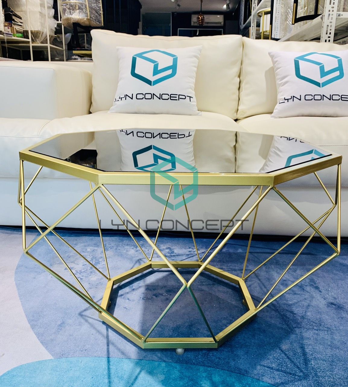 Bàn Trà Kim Cương Mặt Kính Đen Chân Sắt Sơn Vàng