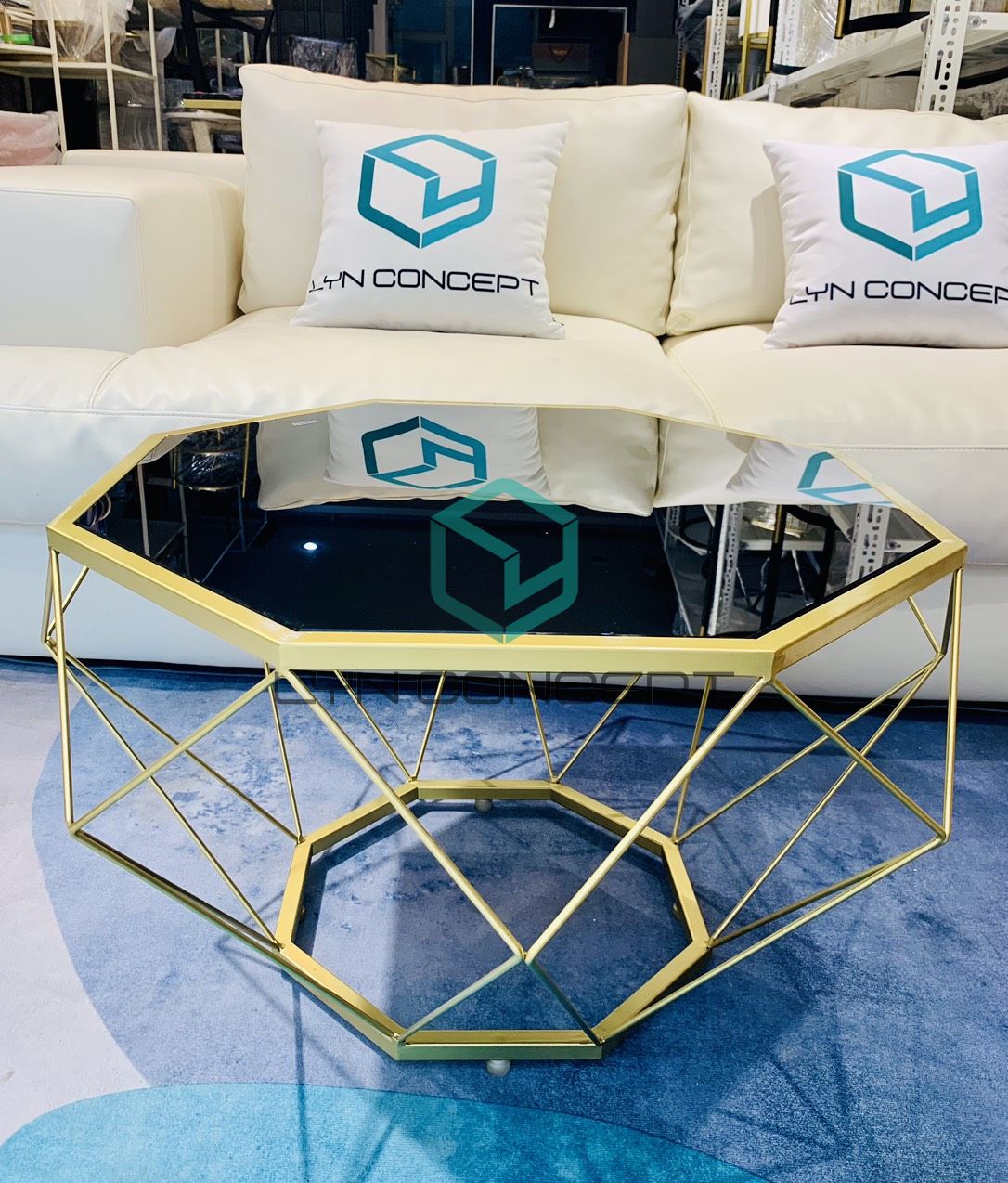 Bàn Trà Kim Cương Mặt Kính Đen Chân Sắt Sơn Vàng