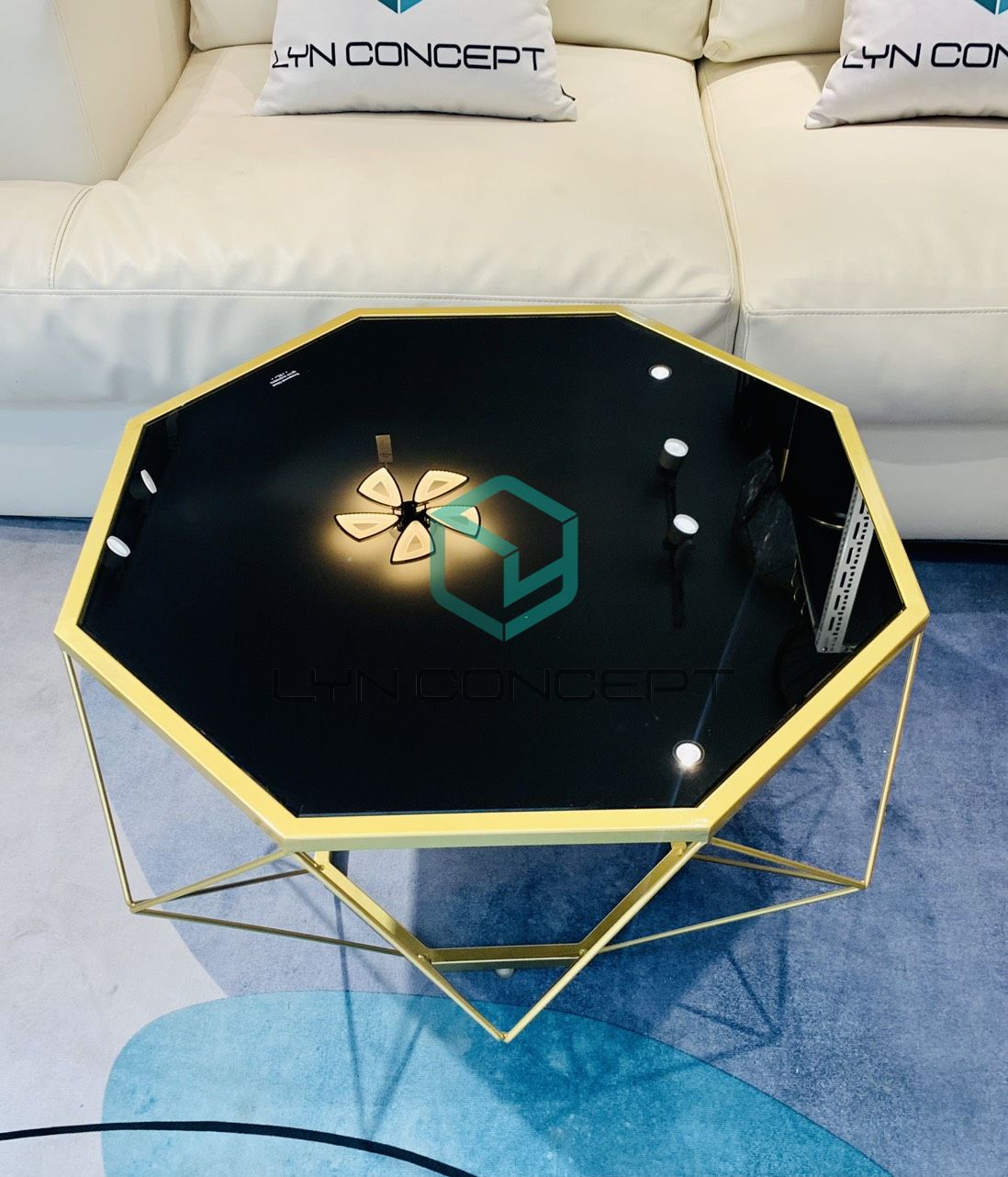 Bàn Trà Kim Cương Mặt Kính Đen Chân Sắt Sơn Vàng