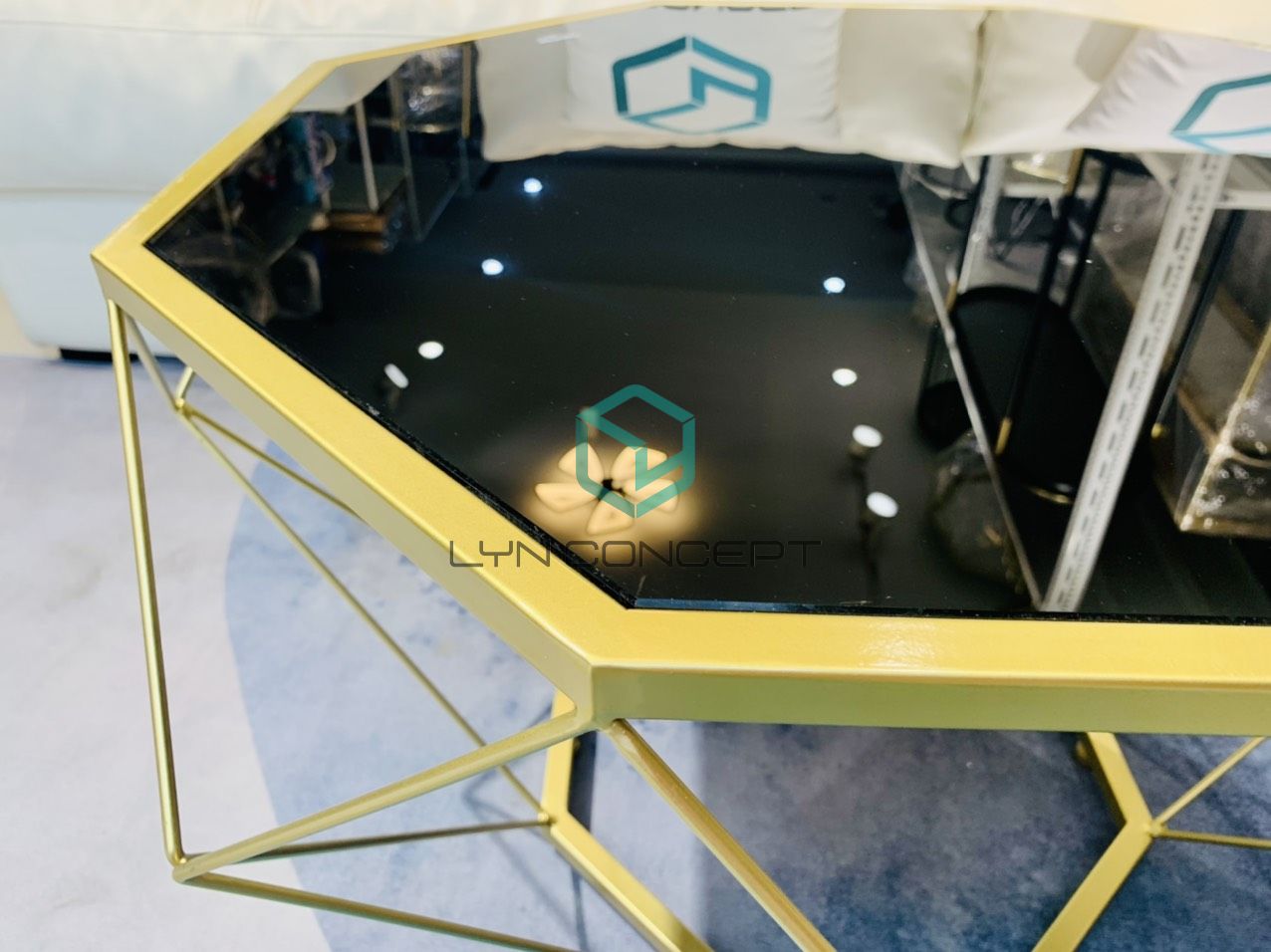 Bàn Trà Kim Cương Mặt Kính Đen Chân Sắt Sơn Vàng