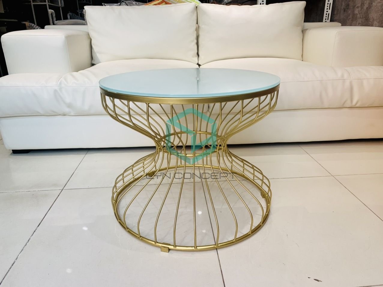 Bàn Trà Tròn Đồng Hồ Cát Mặt Kính Trắng Chân Sắt Sơn Vàng