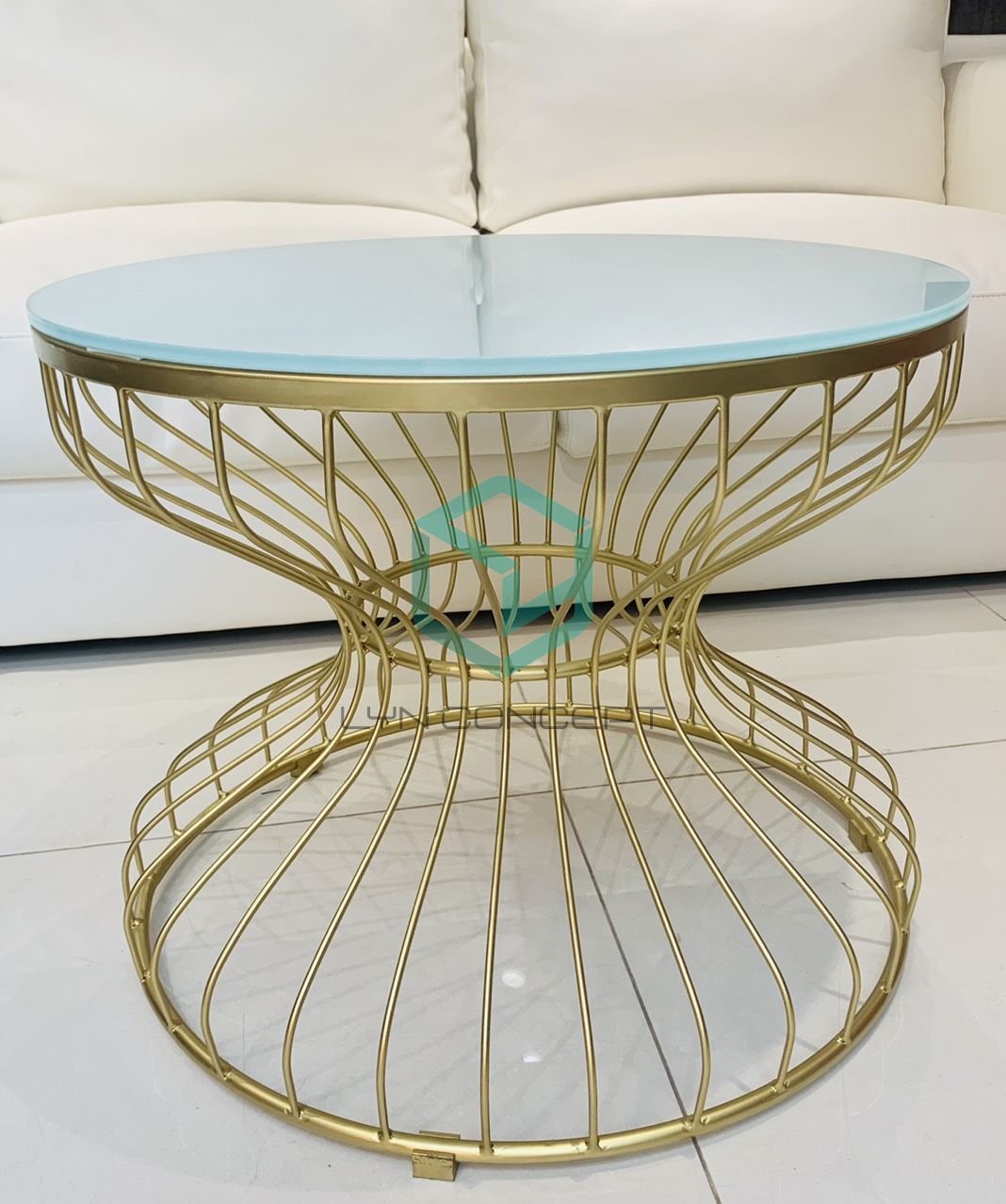 Bàn Trà Tròn Đồng Hồ Cát Mặt Kính Trắng Chân Sắt Sơn Vàng