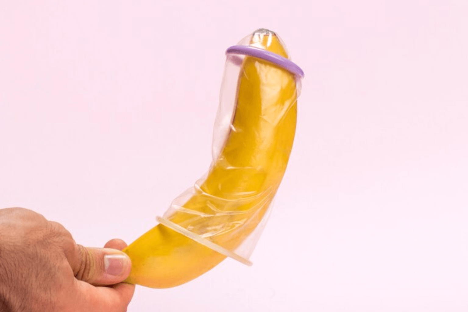 Nam hoặc nữ đều có thể mang bao cao su khi quan hệ