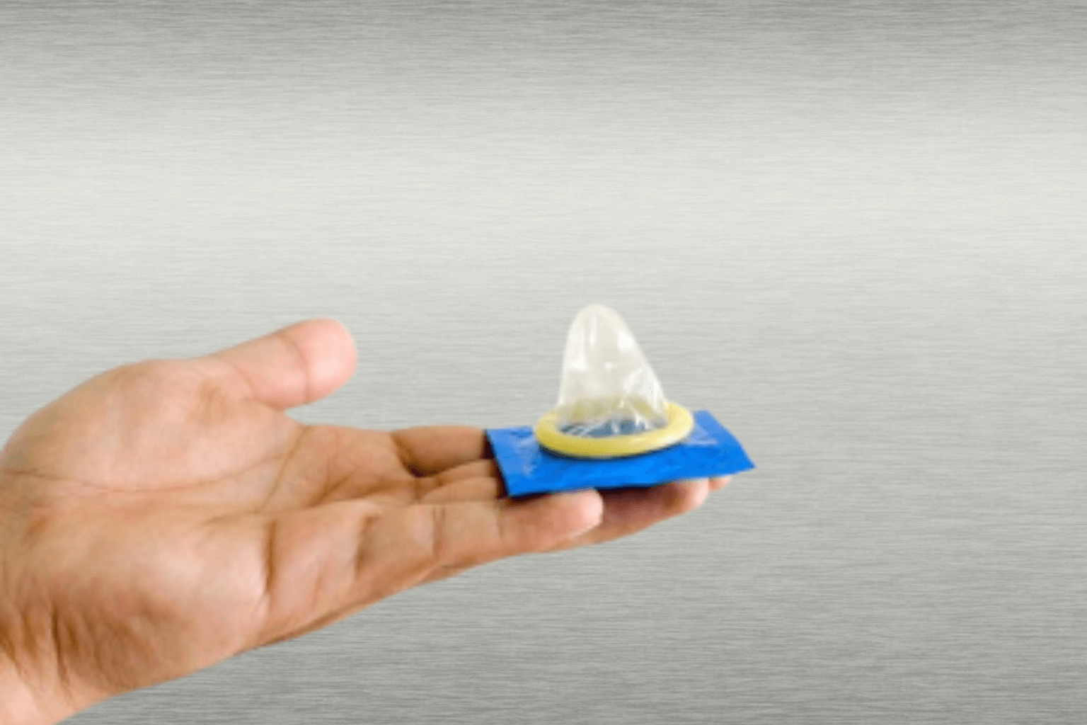 Nên làm gì nếu lỡ dùng bao cao su hết hạn?